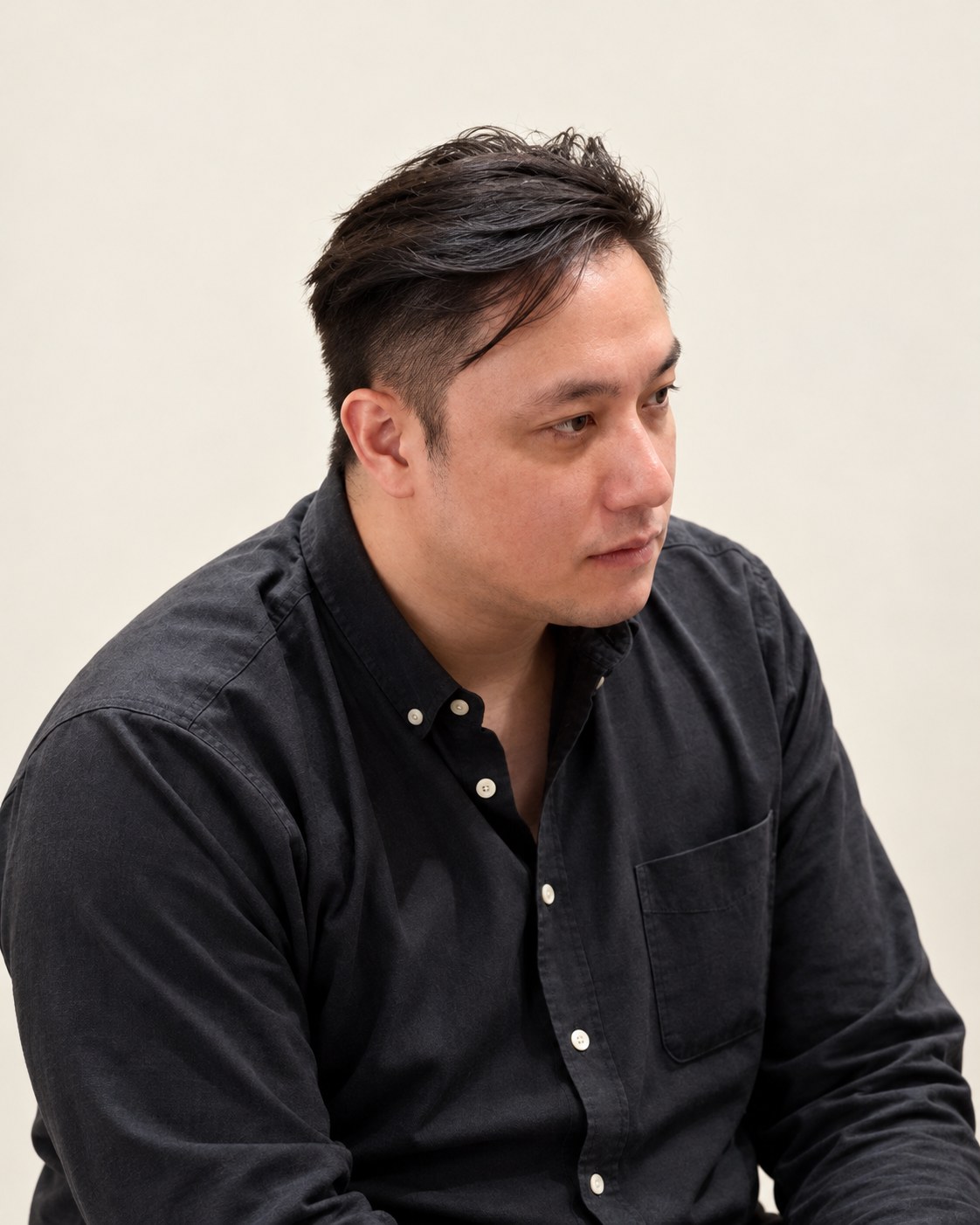 Ray 先生穿黑色襯衫的形象照